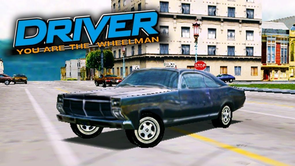 Imagem mostra print do jogo Driver, com a clássica logomarca do jogo Driver - You Are the Wheelman, de 1999. Junto a logo, vemos um carro antigo, estacionado em meio a uma das estradas do jogo.